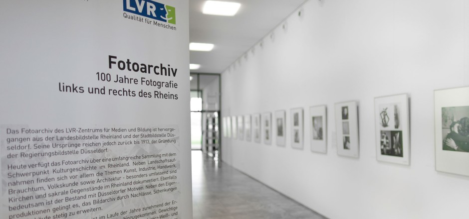 Blick in das Nordfoyer des LVR-Landeshauses mit der Fotoausstellung "Bert Müller-Schwannecke" im Sommer 2012
