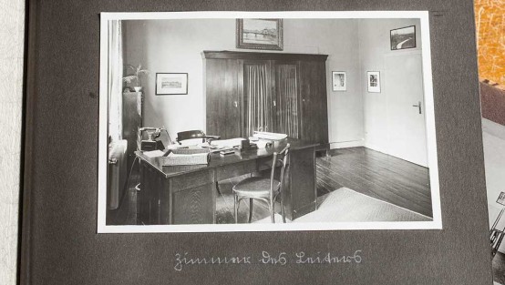 Das Büros des Leiters mit einem Holzschreibtisch, einem viertürigen Holzschrank und nur wenigen Bildern an den Wänden