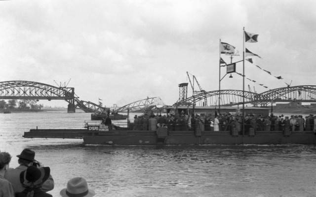 Ein Fährschiff auf dem Rhein
