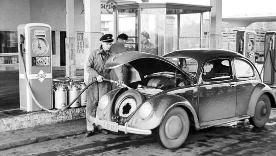 Tankwart betankt einen VW Käfer