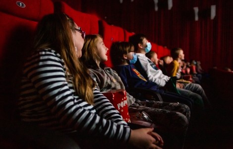 Kinder sitzen im Kino