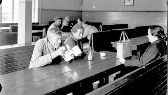 Arbeiterinnen und Arbeiter während einer Pause im Speiseraum des Werks I