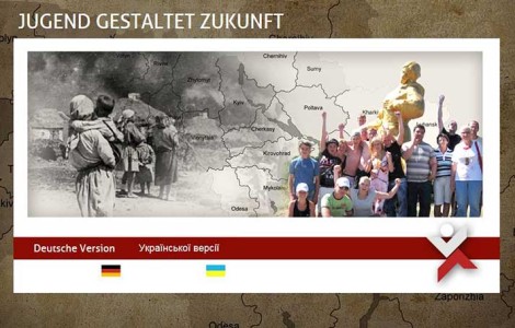 Fotomontage: linke Bildhälfte Menschen auf der Flucht im Zweiten Weltkrieg und rechte Bildhälfte deutsche Schülergruppe während eines Besuchs in der Ukraine