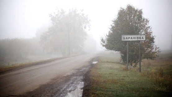 Ortschild von Baranivka im Nebel