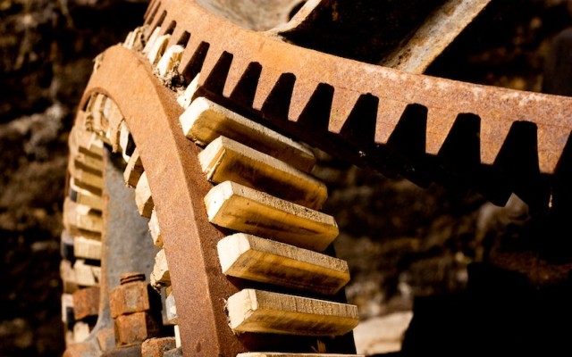 Nespener Mühle (2009). Foto: Stefan Arendt/LVR-ZMB Detailaufnahme zweier ineinander laufender Zahnräder im Inneren der Nespener Mühle in Reichshof-Nesper