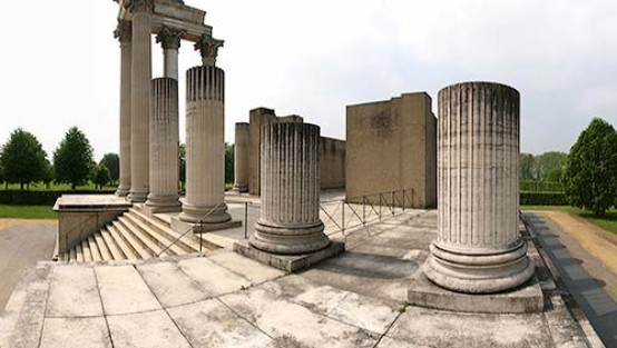 Teilweise wiederaufgebauter römischer Tempel im LVR-Archäologischen Park Xanten