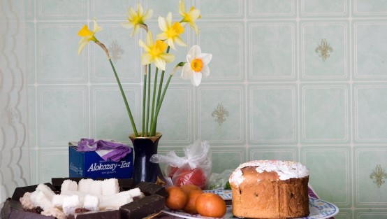Ukrainische Ostergaben: Osterglocken, hartgekochte Eier, Gebäck und ein Kuchen mit Glasur
