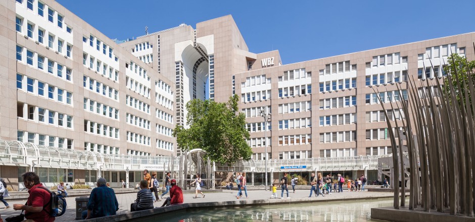 Bertha-von-Suttner-Platz (Foto: Helene Claußen, LVR-ZMB) Bertha-von-Suttner-Platz mit dem Gebäude des Weiterbildungszentrums (WBZ) der Landeshauptstadt Düsseldorf