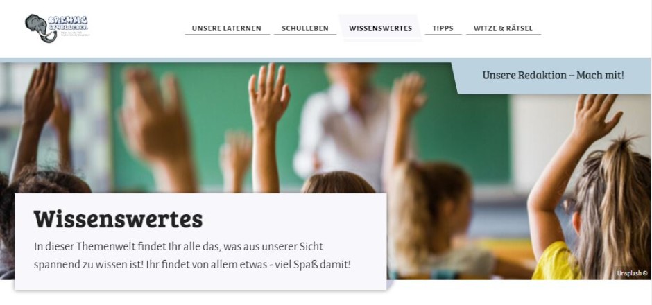 Screenshot der Website von Brehms Schulleben mit dem Titel "Wissenswertes". Oben stehen mehrere Kategorien (Unsere Laternen, Schulleben, Wissenswertes, Tipps und Rätsel), darunter ist ein Bild von Kindern im Klassenraum, die sich melden. 